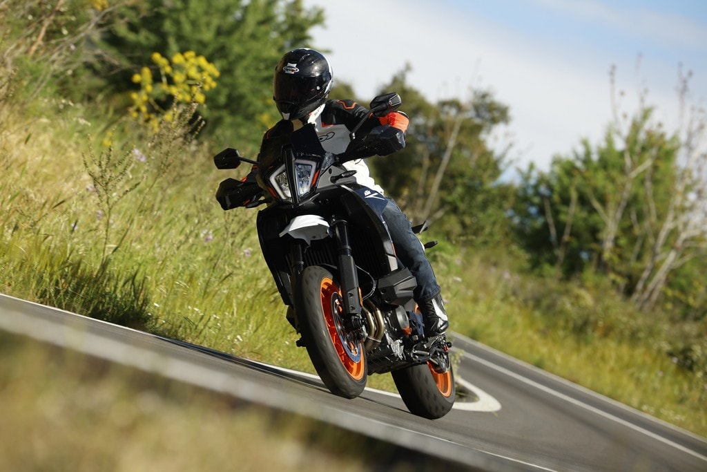 KTM 890 SMT, la prova: una nuova moto da teppisti in città!